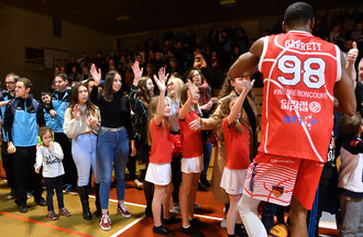 Brandon Garrett communie avec le public...