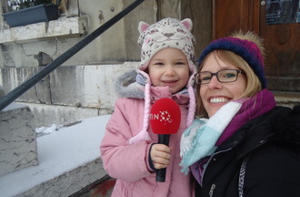 Emelyne et sa fille Louanne la gagnante du jeu: des paroles une chanson
