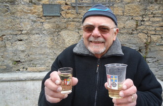 Rony qui a relevé le défi en nous apportant un verre avec les armoiries de St-Blaise