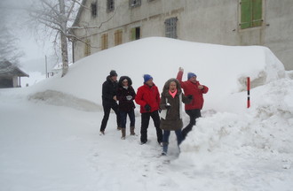 Une bataille de boules neige entre La Brévine et Grono