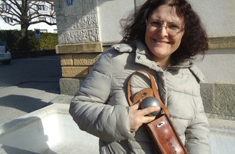 Rosa qui a relevé le défi en nous apportant des boules de pétanque