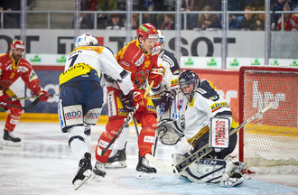 Damien Brunner devant le gardien Benjamin Conz