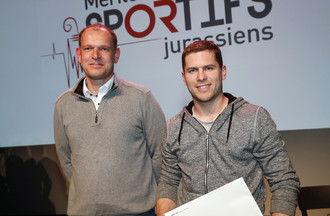 Sébastien Gerber (à gauche), lauréat du Prix du Gouvernement jurassien, et Joël Vuilleumier, personnalité sportive de l'année (Photo : Roger Meier)