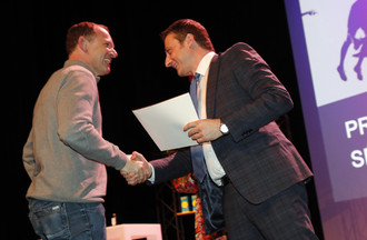 Sébastien Gerber (à gauche) félicité par le président du Gouvernement Jacques Gerber (Photo : Roger Meier)
