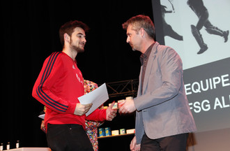Rémy Gerber de la FSG Alle félicité par Vincent Pilloud, chef de l'office des sports du Jura (Photo : Roger Meier)