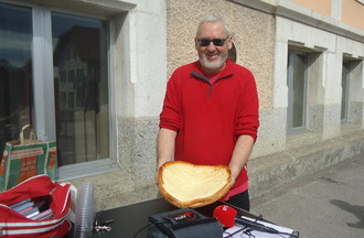 Nicolas qui nous a apporté un délicieux gâteau à la crème
