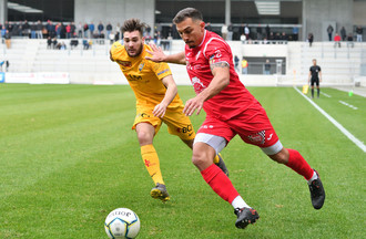Raphael Ferreira déborde Emmanuel Mast
