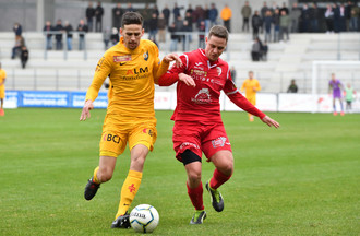 Nicolas Enderlin veille au grain face au buteur Sylvain Mora