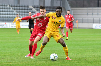 Mohamed Camara joue de son corps contre Ricardo Colamartino