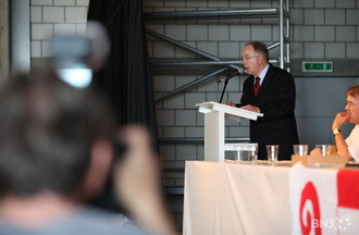 Laurent Coste sous les flashes des photographes