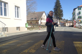Avec ses bâtons de ski, Lola a relevé notre défi