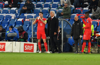 Granit Xhaka en discussion avec Vladimir Petkovic