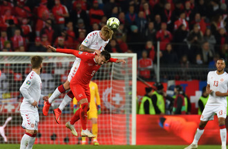 Albian Ajeti malmené par Simon Kjaer