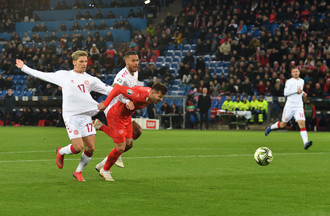 Albian Ajeti au contact de Jens Stryger Larsen