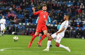 Admir Mehmedi tente d'éviter Mathias Jorgensen