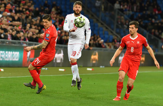 Lasse Schöne passe entre Steven Zuber et Remo Freuler
