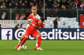 Albian Ajeti protège son ballon