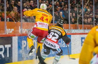 Samuel Kreis au contact avec Sandro Brügger