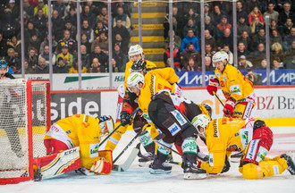 La mêlée devant la cage de Jonas Hiller