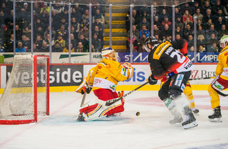 Jonas Hiller face au capitaine bernois Simon Moser