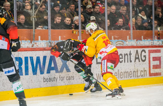 Robbie Earl scotche Andrew Ebbet contre la bande