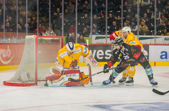 Jonas Hiller intervient devant Daniele Grassi
