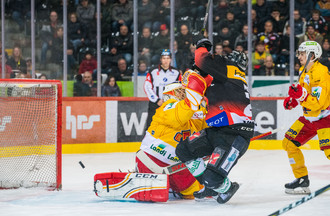 Jonas Hiller au contact avec Simon Moser