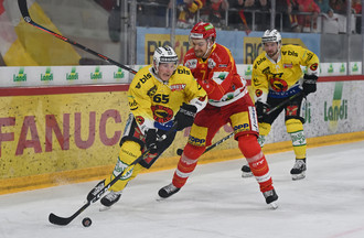 Ramon Untersander s'échappe devant Jarno Kärki