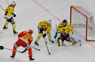 Damien Brunner insiste devant Andrew Ebbett et Leonardo Genoni