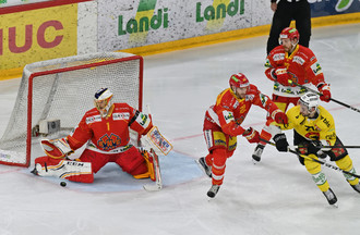 Jonas Hiller vigilant devant Simon Moser tenu en respect par Rajan Sataric