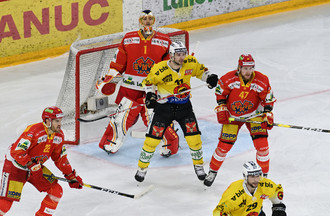 Rajan Sataric, Marco Maurer et Jonas Hiller entourent Alain Berger