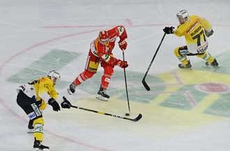 Michael Hügli entre deux défenseurs bernois