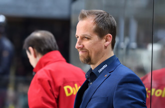 L'entraîneur du HC Bienne Antti Törmänen se montre détendu avant le coup d'envoi