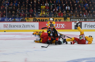 Tristan Scherwey échappe au téléscopage entre Jonas Hiller et Robbie Earl