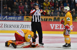 Touché, Jonas Hiller doit céder sa place