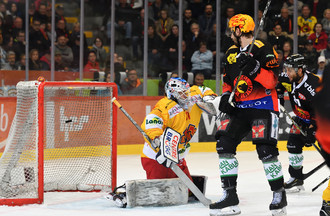Thomas Rüfenacht peut dévier devant Jonas Hiller pour le quatrième but bernois