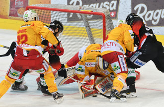 La mêlée devant le portier Jonas Hiller
