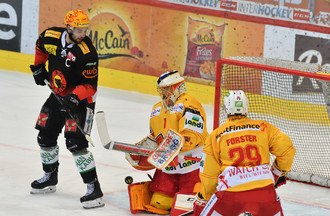 Jonas Hiller s'interpose devant Simon Moser