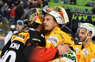 L'étreinte entre Jonas Hiller et Leonardo Genoni