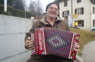 Gérard l'accordéoniste qui a joué durant notre défi