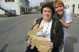 Chantal et Céline qui ont approté un  lapin en bois