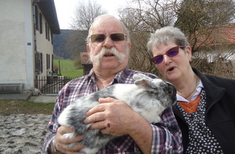Liliane et son mari Jean-Louis qui ont relevé notre défi en nous apportant un lapin