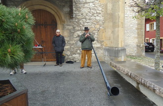 Alain jouant du cor des alpes