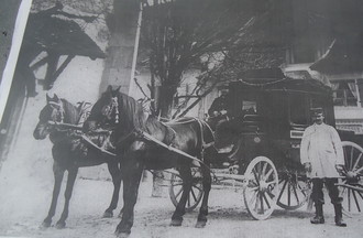 Une photo, devant le Temple de l'ancien facteur de Valangin, au 19ème siècle