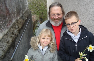 Raymond et ses petits enfants Marie et Simon ont relevé le défis en nous apportant des jonquilles