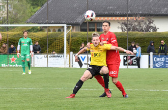 Brian Beyer protège le cuir devant Nicolas Enderlin