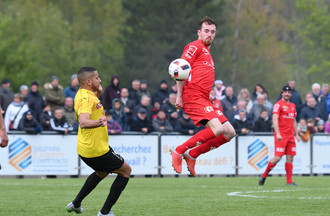 Evan Stadelmann dévie devant Karim Ghomrani