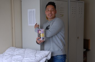  Ali, résidant de l'Afghanistan dans sa chambre, avec son plan des activités à faire et son livre favori.