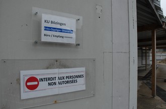  L'entrée du centre d'hébergement collectif.