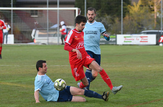 David Neto échappe à Loïc Schmid et Manuel Sommer